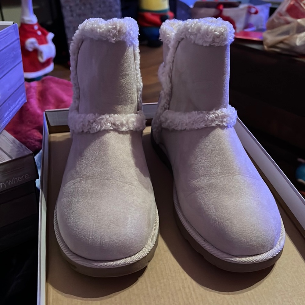 Size 8.5 cream color worn once